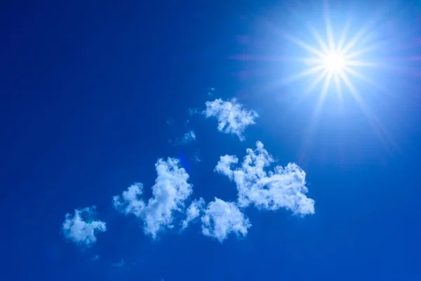 Strong sun and blue skies — Stock Photo, Image