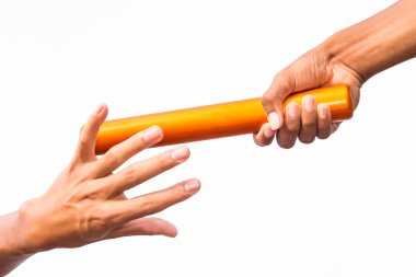 Beyaz bir arka plan karşı bir röle baton geçen iki erkek eli Close-Up