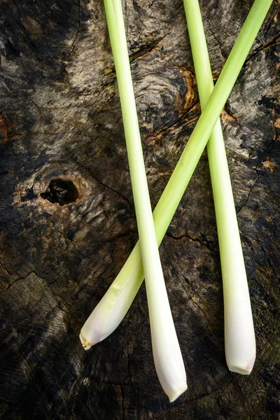 Lemongrass no fundo de madeira — Fotografia de Stock