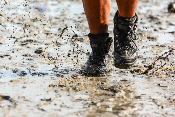 bir adam sahilde koşu bacakları