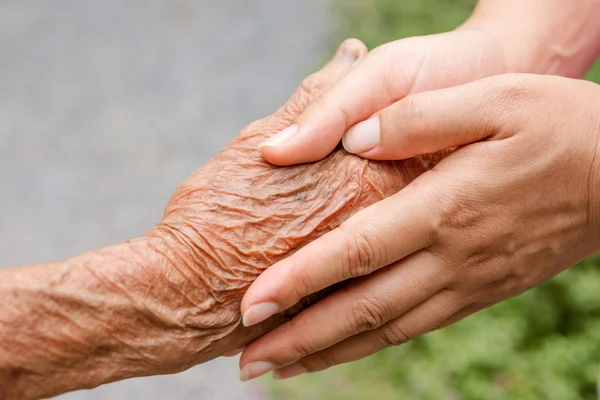 Senior en jongeren hand in hand met retro ingang — Stockfoto