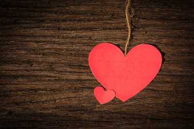 Vintage Sevgililer kartı ahşap arka plan üzerinde iki kırmızı kalp