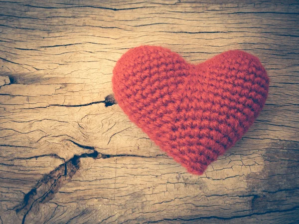 Corazón de amor vintage sobre fondo de textura de madera, concepto de día de San Valentín —  Fotos de Stock