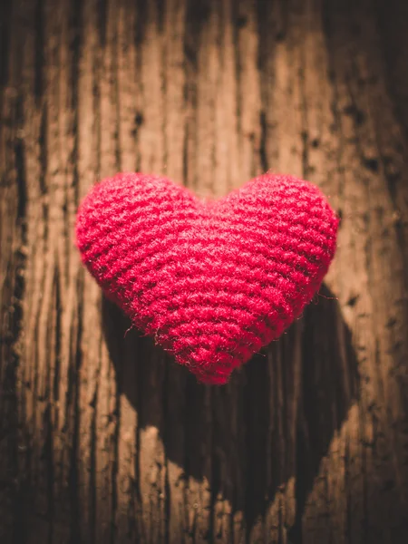 Vintage amore cuore su sfondo texture in legno, concetto giorno di San Valentino — Foto Stock