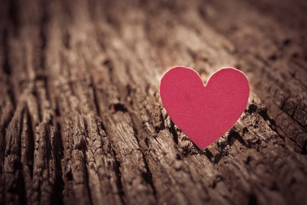 Red Valentine hart op oude rustieke houten achtergrond. Aftelkalender voor Valentijnsdag. — Stockfoto