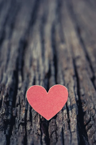 Valentine rudé srdce na staré rustikální dřevěné pozadí. Den svatého Valentýna. — Stock fotografie