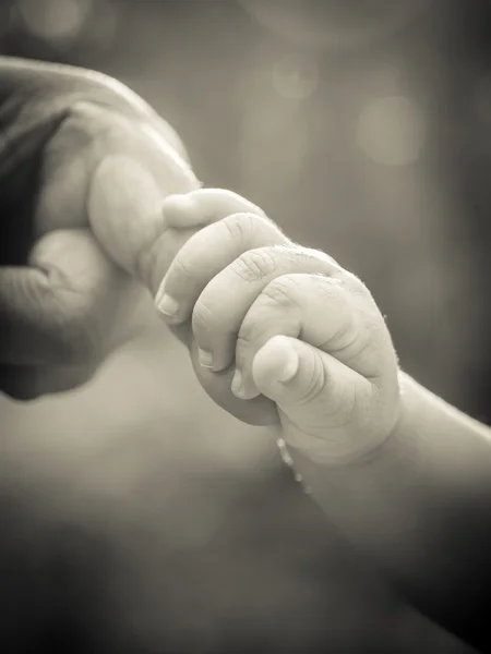 Bebek el anne parmak siyah beyaz etkisi ile tutarak