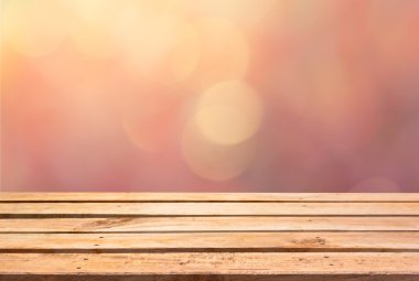 Retro etkisi ile bokeh arka masada boş ahşap güverte