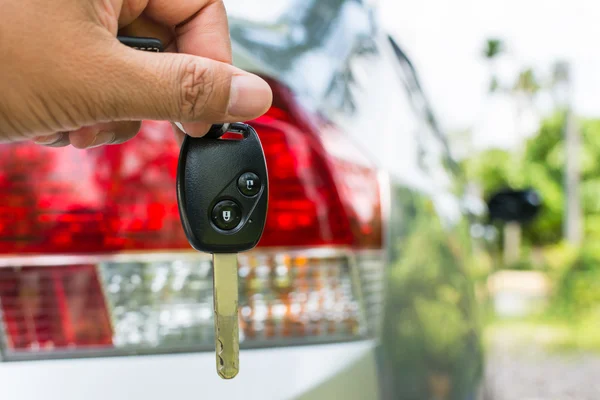 Autoschlüssel in der Hand — Stockfoto