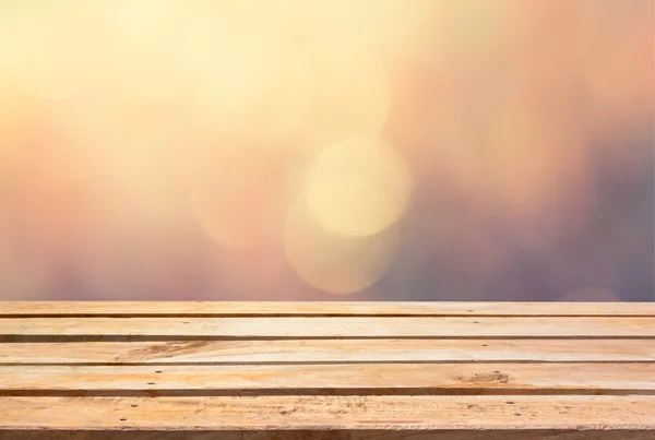 Retro etkisi ile bokeh arka masada boş ahşap güverte