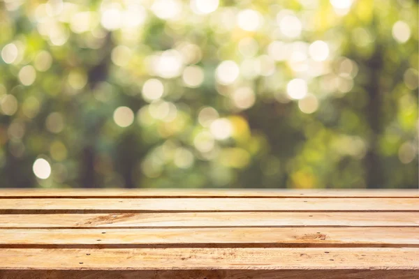 Bokeh doğal arka plan masada boş ahşap güverte