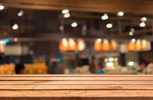 Bulanık gıda mahkeme arka masada boş ahşap güverte.