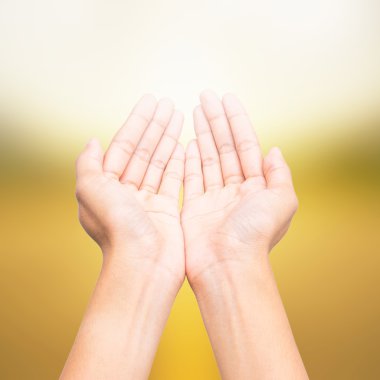 İnsan açık boş eller, bulanık doğa arka plan üzerinde