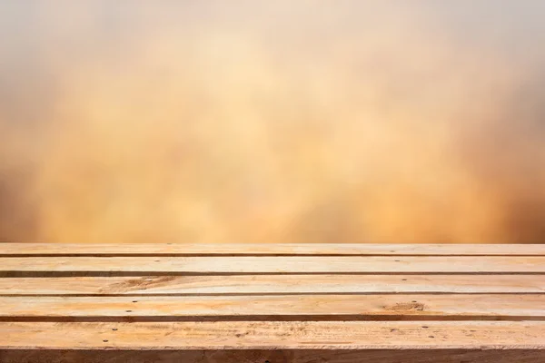 Mesa de cubierta de madera vacía sobre fondo vintage colorido . —  Fotos de Stock