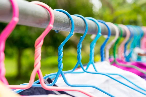 Kurutma bez ve bebeği askı üzerinde