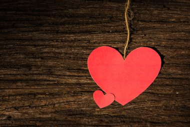 Eski rustik ahşap arka plan üzerinde kırmızı Sevgililer kalp. Sevgililer günü.