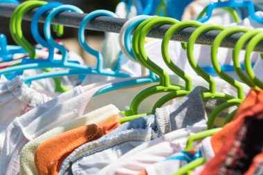 Kurutma bez ve bebeği askı üzerinde