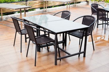 restoranda yemek masası