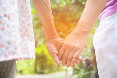 Kıdemli ve genç vintage renk tonu ile elele