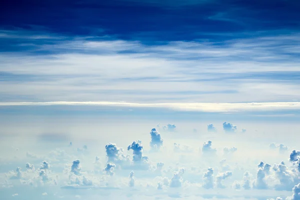 Ufuk çizgisi Bulutların üstünde uçaktan görünüm