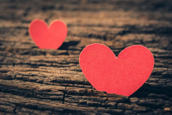 Corazón rojo de San Valentín sobre viejo fondo rústico de madera. Día de San Valentín . —  Fotos de Stock