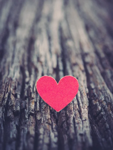 Corazón rojo de San Valentín sobre viejo fondo rústico de madera. Día de San Valentín . —  Fotos de Stock