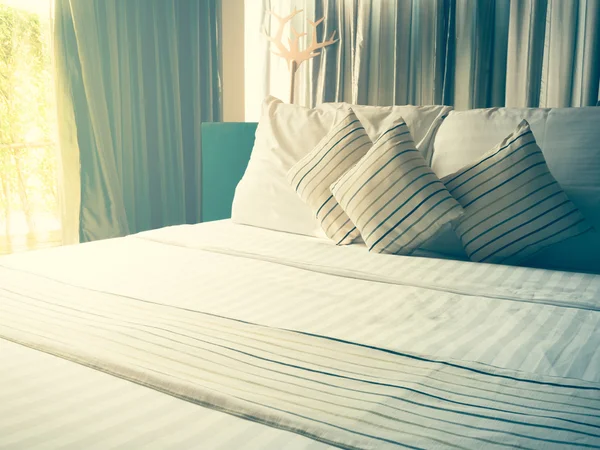 Vintage çarşaf ve yastık sabah berbat