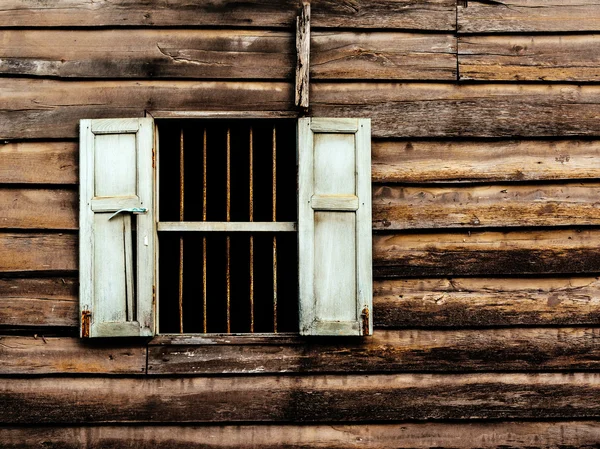 Vieja ventana de madera en la pared casa de madera —  Fotos de Stock