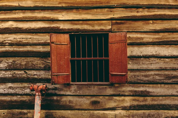 duvar ahşap evde eski ahşap pencere
