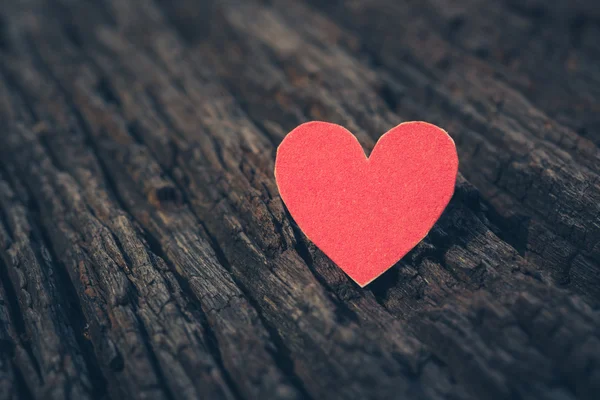 Red Valentine hart op oude rustieke houten achtergrond. Aftelkalender voor Valentijnsdag. Stockfoto