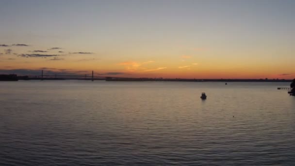 Vuelo aéreo sobre la bahía, horizonte de Nueva York en las sombras — Vídeo de stock