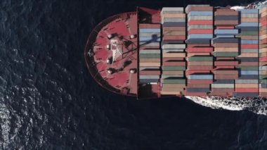 Konteyner gemisinin üst görüntüsü. Denizde havadan görünüşlü konteynır gemisi. Konteynır gemisi ithalat ve ihracat için konteynır taşıyor