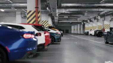 Arabalı yeraltı otoparkı. Modern yeraltı otoparkı. Kapalı, modern park yeri. 3d görselleştirme