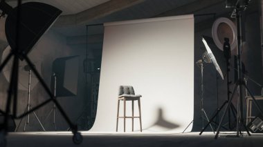 Sandalyesi olan boş bir fotoğraf stüdyosu. Işıklı profesyonel fotoğraf stüdyosu. 3d hazırlayıcı