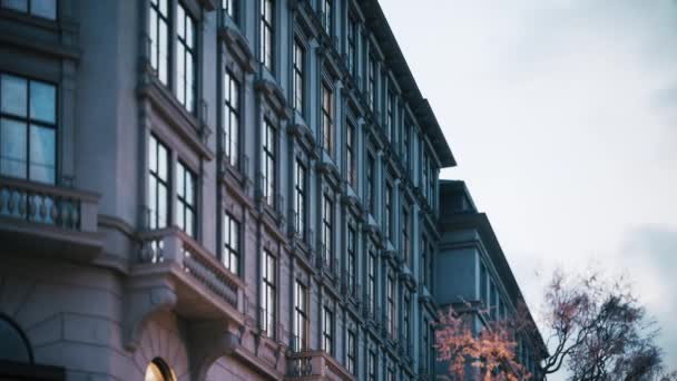 古典的なヨーロッパの歴史的建造物のファサード 夕方の古典的な建物の窓 3D可視化 — ストック動画