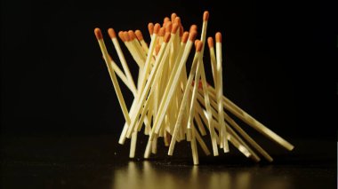 Siyah arkaplan soyutlaması üzerindeki eşleşmeler