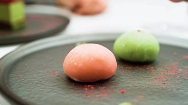 Elinde bir kase meyve tutan bir adam. 