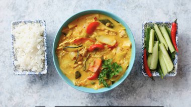 Lezzetli çorba ve pirinç tabakta