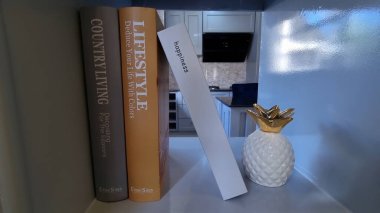 İçi kitaplarla dolu.