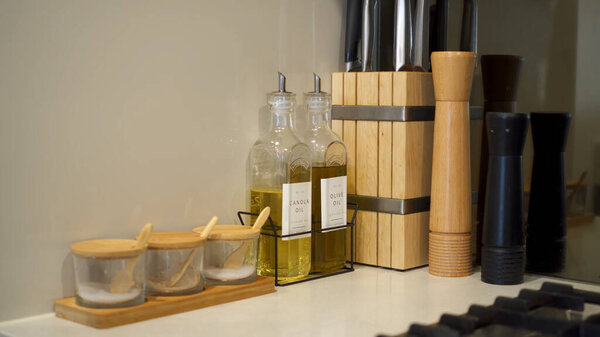 бутылки масляных специй на столе на кухне