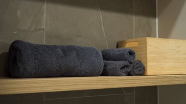 Banyo rafındaki havlu.