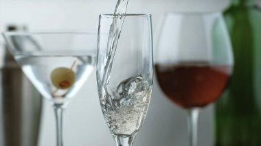 Şarap kadehine dökülüyor.