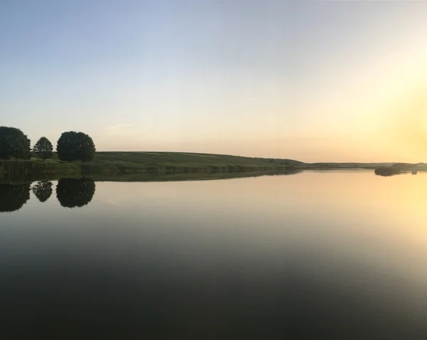 Lago pôr-do-sol céu azul paisagem — Fotografia de Stock