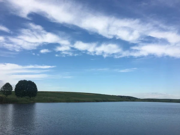 Árvores do lago céu azul paisagem — Fotografia de Stock