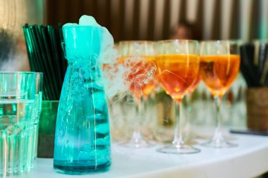 kokteyl ve şarap bardakları