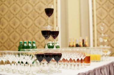 Piramit gözlük kırmızı şarap ile