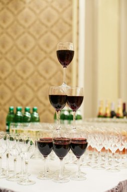 Piramit gözlük kırmızı şarap ile