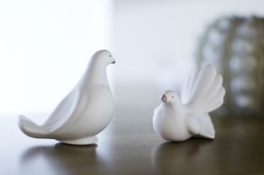 İki beyaz kuş figürleri standı
