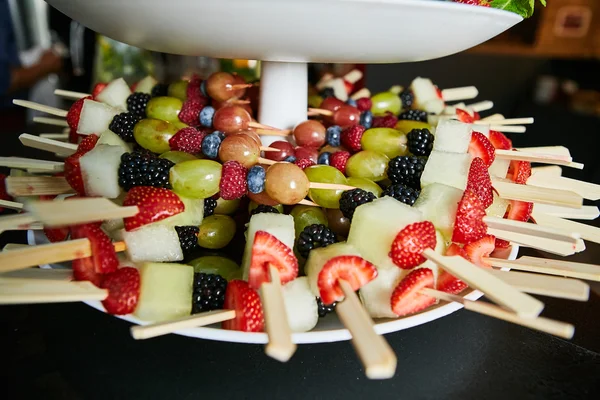Pirâmide de frutas e bagas coloridas — Fotografia de Stock