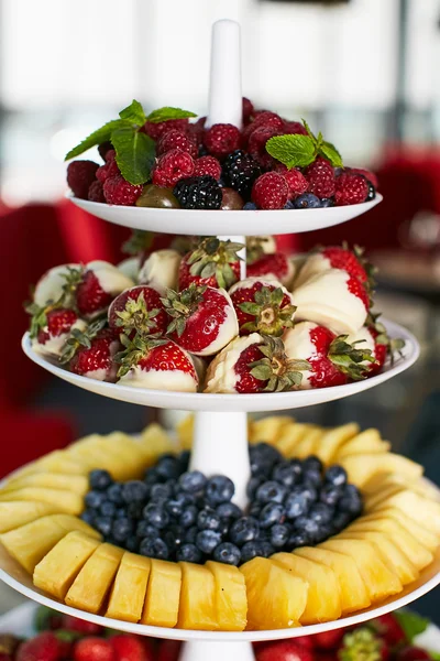 Kolorowe owoce i jagody piramidy — Zdjęcie stockowe